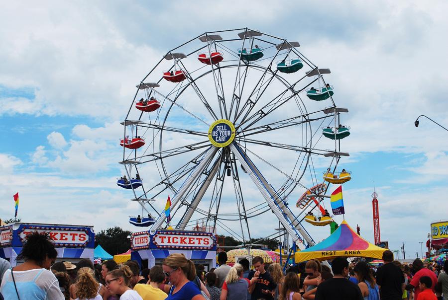 The view of the Ferris wheel upon arriving at the fair.