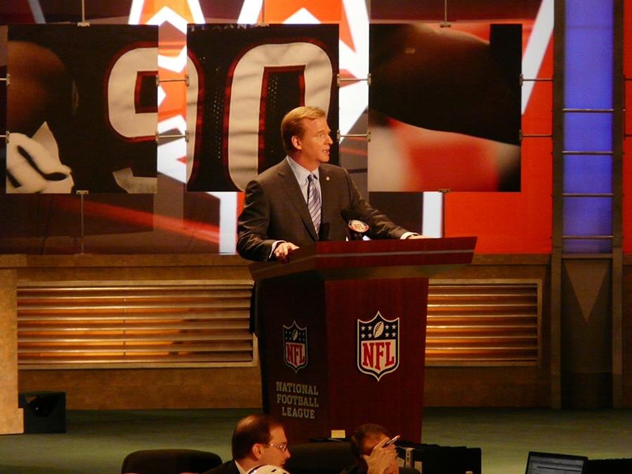 https://upload.wikimedia.org/wikipedia/commons/c/ca/Commissioner_Goodell_2009_NFL_Draft.jpg