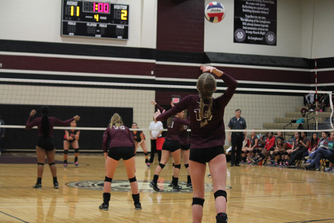 Allyson Dernehl serves an ace.