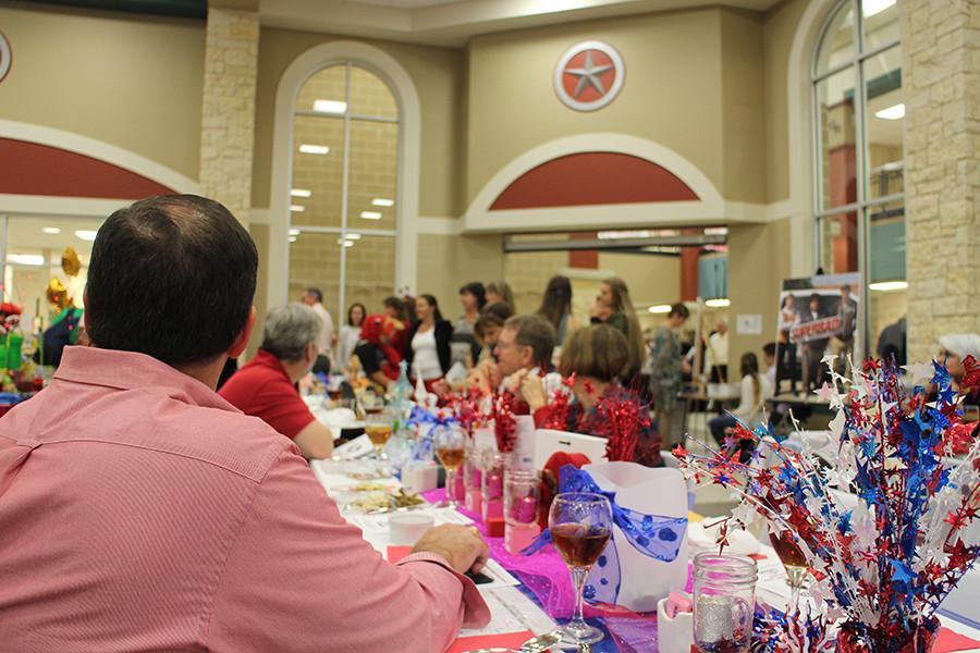 Senior Serve Holiday themed table.