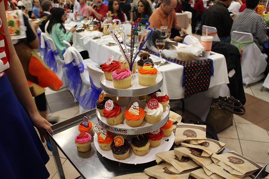 Senior Serve cupcake display from the Holiday themed group.