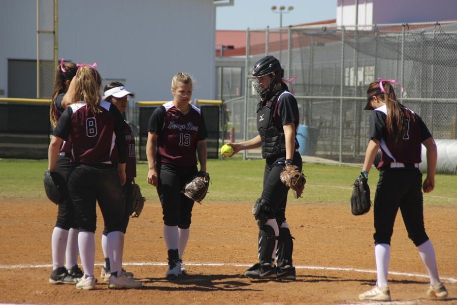 The team gathers before the inning begins. 