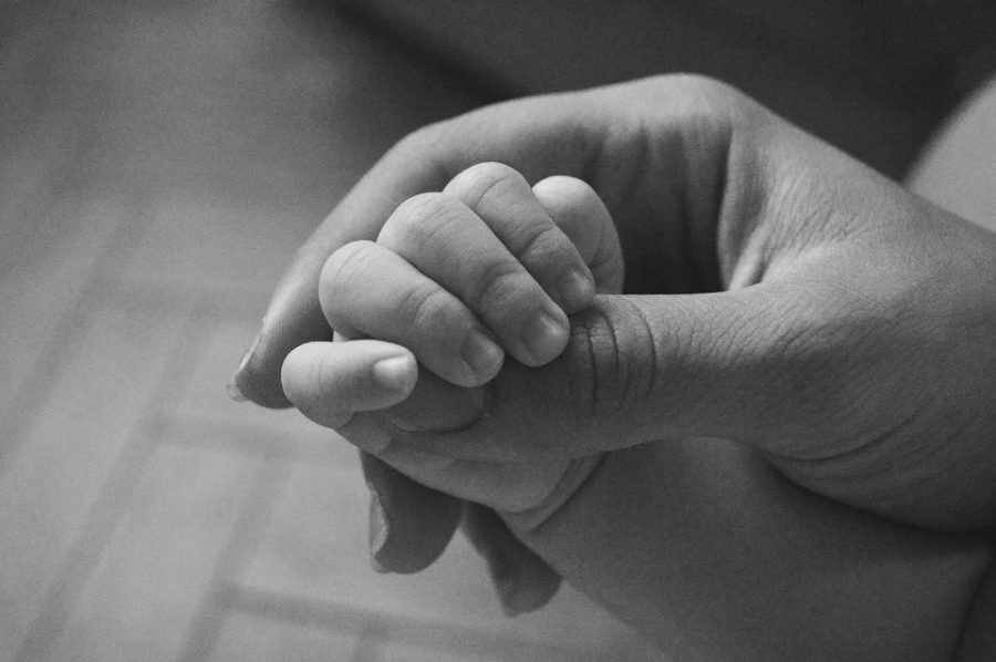 https://pixabay.com/en/hand-newborn-birth-hands-child-1502538/