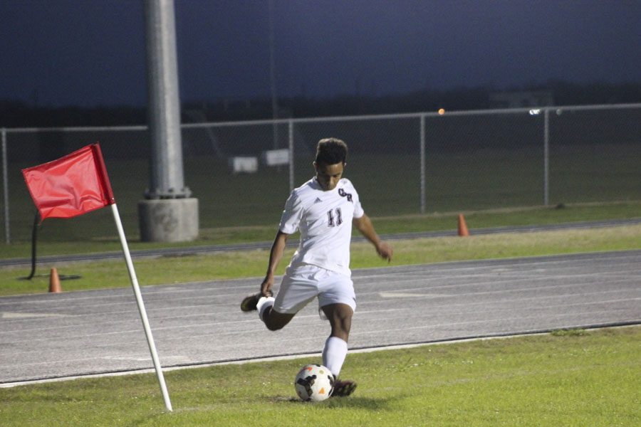 Number 11 kicks the ball from the corner and tries to get a goal.