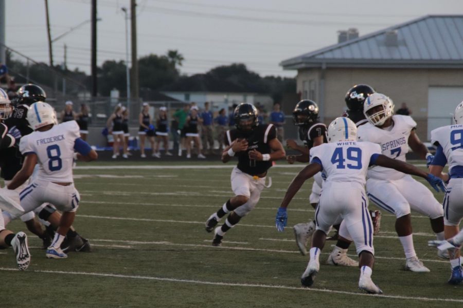 Jayren Miller(12) takes the handoff and shoots up the open hole.