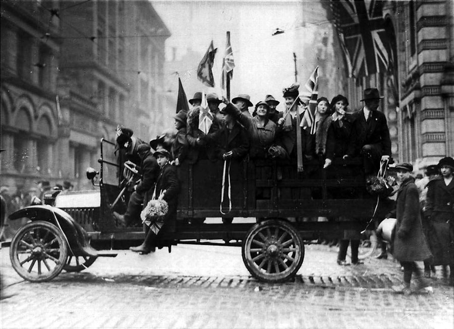 Citizens celebrating Armistice day in Tornoto, Canada at Bay and King street. (Free to share and reuse from Yahoo).