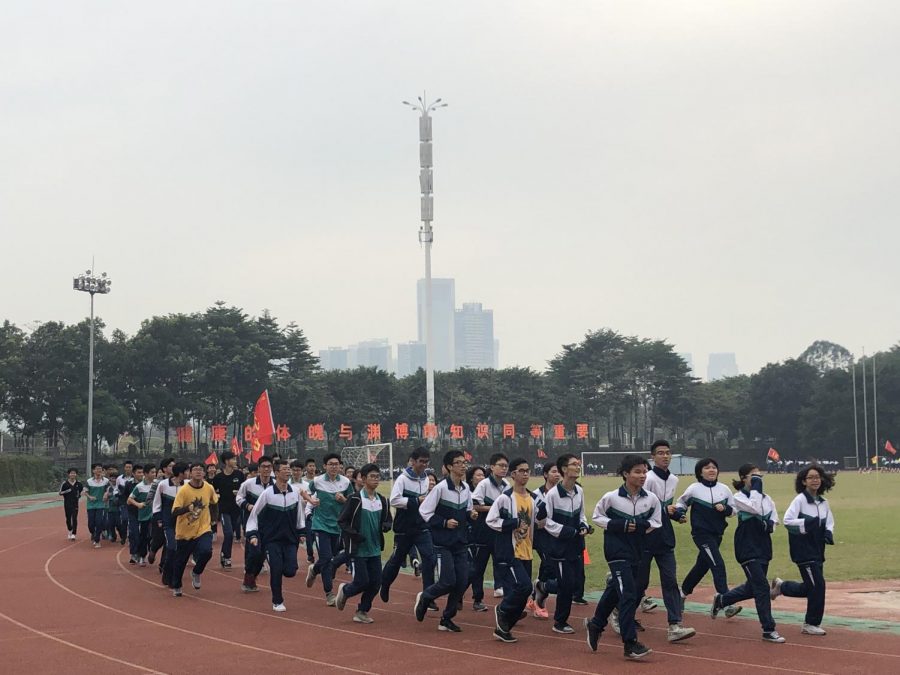 For morning exercise, the students of Foshan No. 3 Middle School run laps around the school track. 