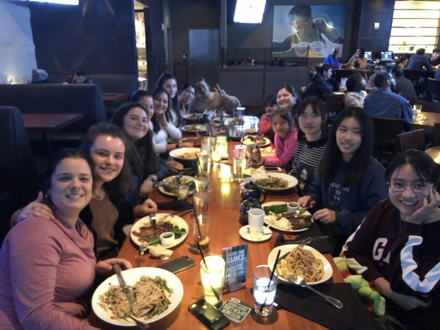 The Chinese students at Yard House for dinner with the host students and their moms. 