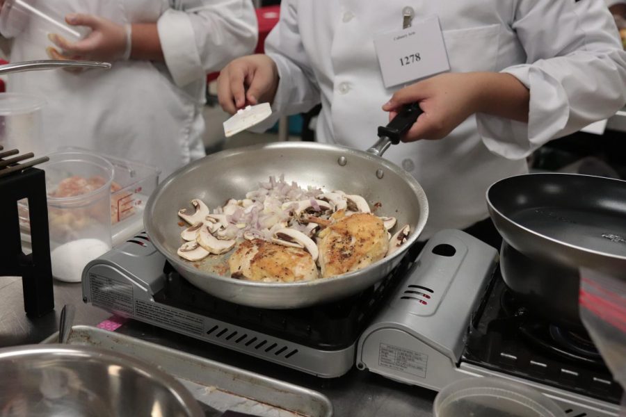 A cooked chicken with onions and mushrooms, done by contestant 1278