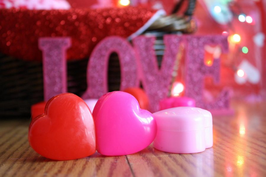 https://www.goodfreephotos.com/holidays/valentines-day/candles-and-heart-cases-for-valentines-day.jpg.php