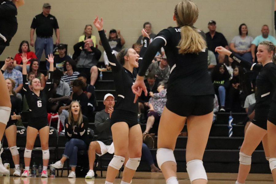 No. 15 Riley Steubing (9) just made an easy point for her team with a one-arm dig which sent the ball right over the net and straight into Fosters blind spot! 