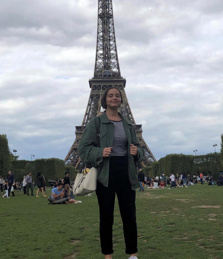 Hannah+visits+the+Eiffel++Tower+in+her+hometown+Paris%2C+France.
