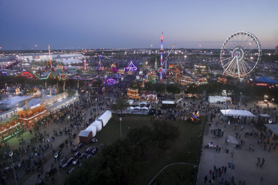 As+night+begins+to+fall+on+the+Houston+Livestock+Show+and+Rodeo%2C+the+carnival+is+booming+with+life