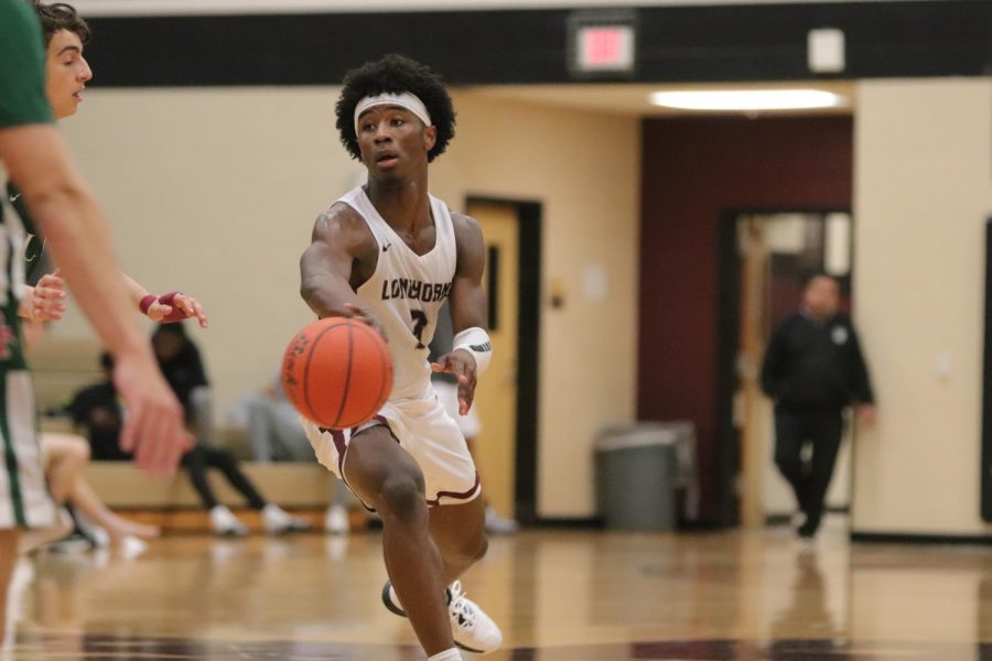 No. 3 Ori Limbrick (11) tricking Strake Jesuit's players by facing towards them but passing in the opposite direction.