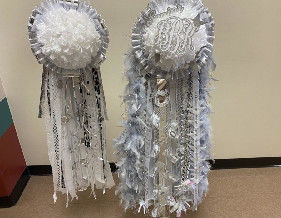 Senior Homecoming mums are traditionally bigger and solely made of white ribbons with silver or gold accents. 