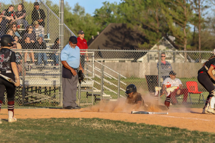 No. 11 Karrlauhn Deas (10) sliding into home and getting those points for her team!